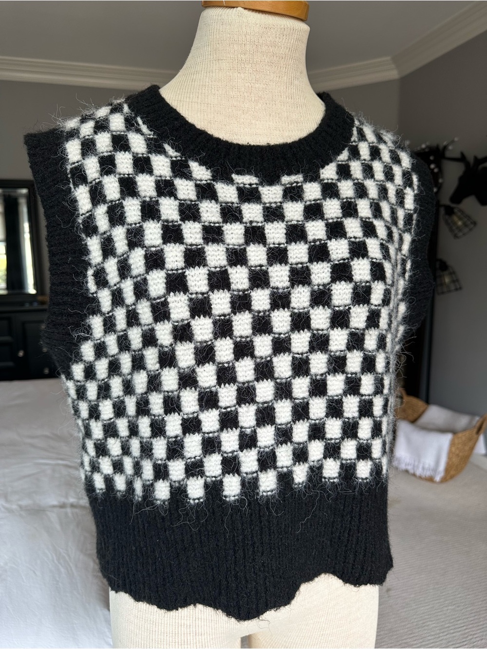 vestique Black and White Checker Knit Sleeveless Sweater Vest, size medium - Picture 5 of 12